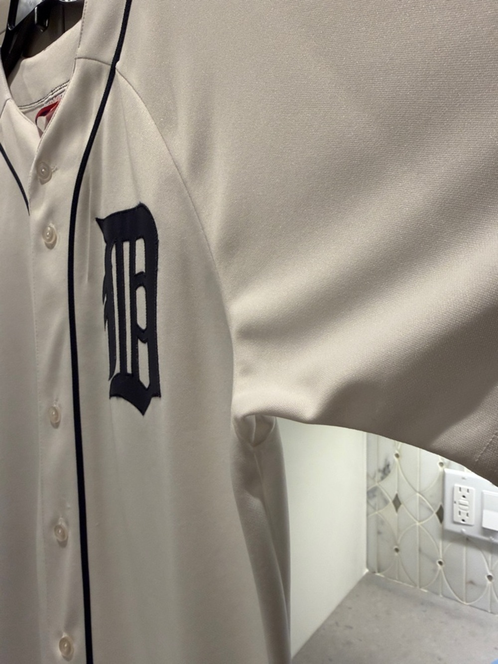 Majestic White Detroit Tigers Baseball Jersey with Navy Detailing - Picture 10 of 10